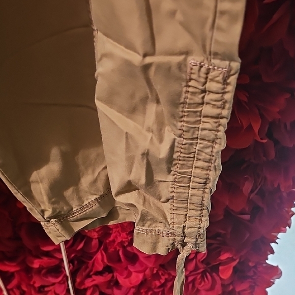 UNIONBAY Women's Khaki Tan Cargo Capri Pants Size 13 - Picture 6 of 10